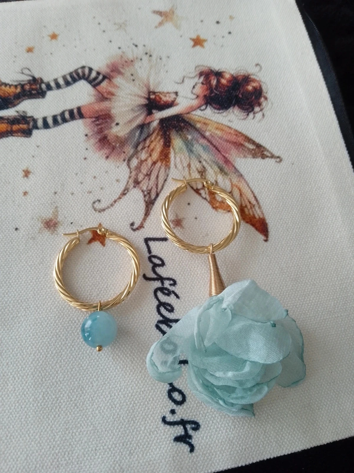 Boucles d'oreilles bohèmes asymétriques pierres angélite et fleur turquoise